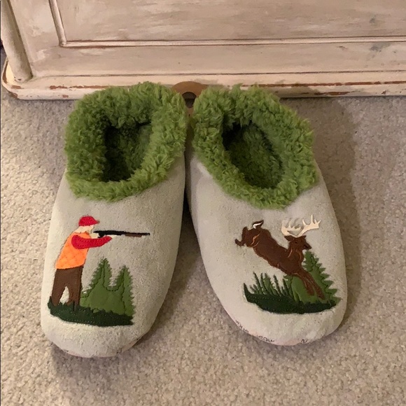 Snoozies Other - Snoozies hunter hunting slippers 🤠
